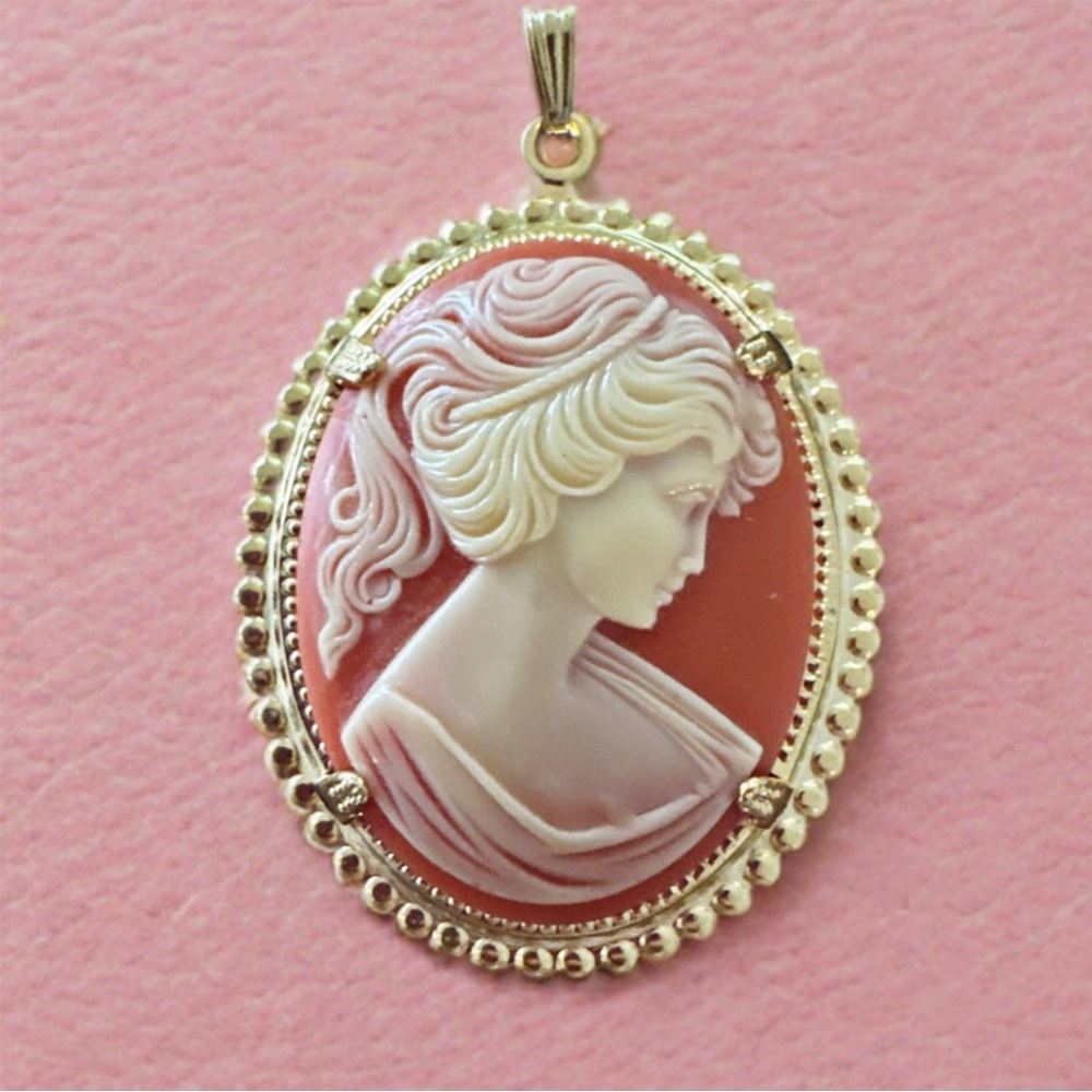 Vintage Cameo Pendant Resin Lady Portrait Gold Tone Setting